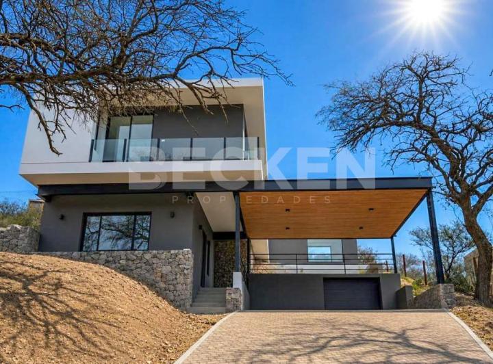 Casa · 1091m² · 4 Ambientes · 2 Cocheras