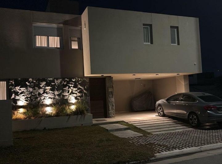 Casa · 250m² · 8 Ambientes · 2 Cocheras