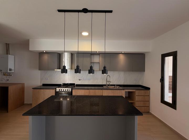 Casa · 180m² · 4 Ambientes · 2 Cocheras