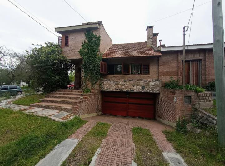 Casa · 225m² · 3 Dormitorios · 2 Cocheras
