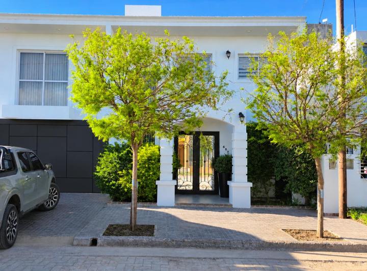 Casa · 204m² · 3 Ambientes · 2 Cocheras