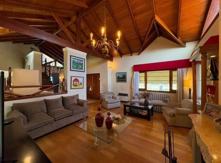Casa · 300m² · 5 Ambientes · 2 Cocheras