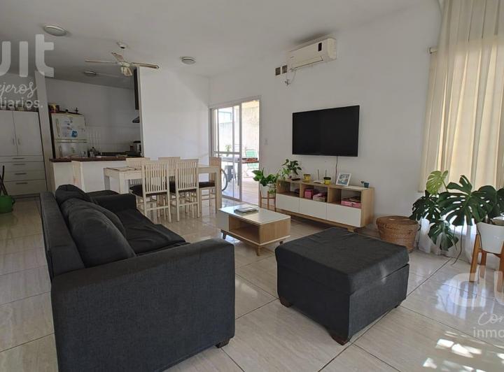 Casa · 180m² · 6 Ambientes · 2 Cocheras