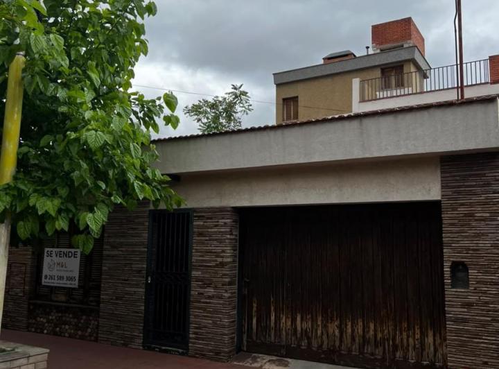 Casa · 409m² · 6 Ambientes · 2 Cocheras