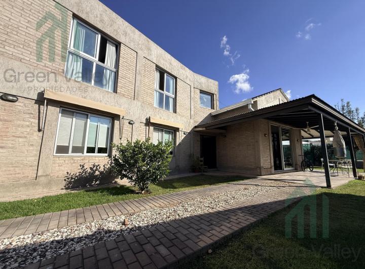Casa · 247m² · 8 Ambientes · 3 Cocheras