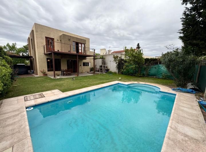 Casa · 194m² · 7 Ambientes · 1 Cochera