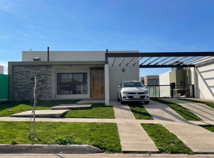 Casa · 120m² · 4 Ambientes · 2 Cocheras