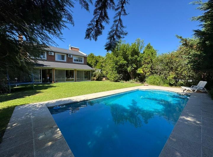 Casa · 250m² · 4 Ambientes · 1 Cochera