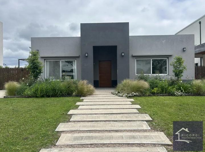 Casa · 135m² · 4 Ambientes · 2 Cocheras
