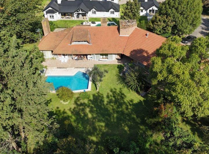 Casa · 450m² · 10 Ambientes · 2 Cocheras