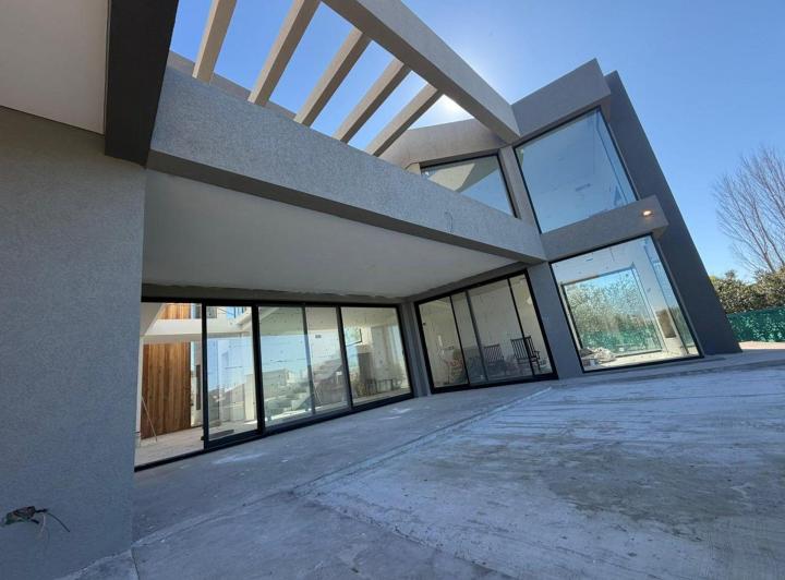 Casa · 309m² · 5 Ambientes · 1 Cochera