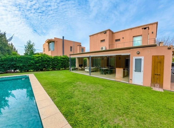 Casa · 226m² · 6 Ambientes · 1 Cochera