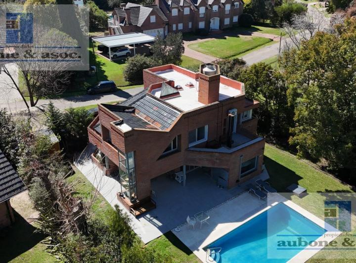Casa · 200m² · 5 Ambientes · 4 Cocheras