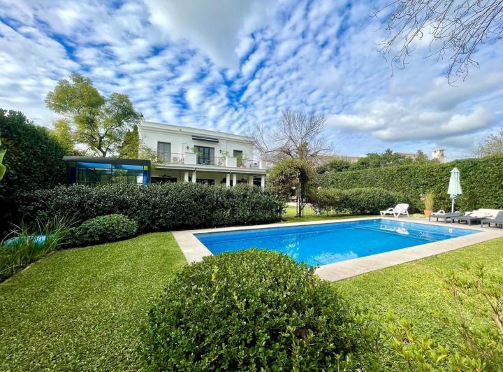 Casa · 353m² · 5 Ambientes · 2 Cocheras