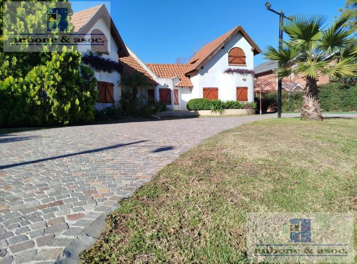 Casa · 280m² · 5 Ambientes · 4 Cocheras