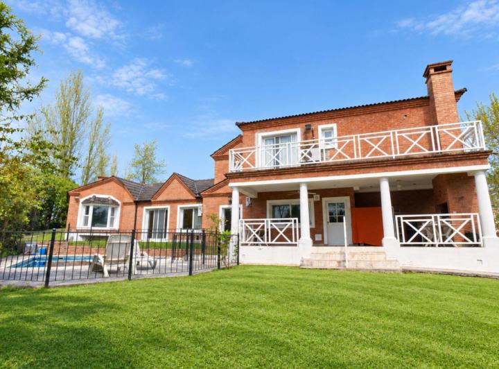 Casa · 240m² · 5 Ambientes · 1 Cochera