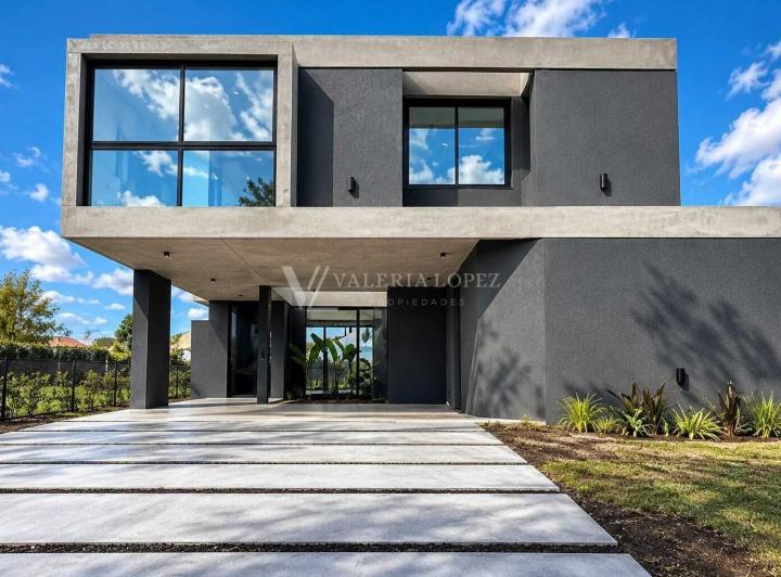 Casa · 251m² · 5 Ambientes · 2 Cocheras