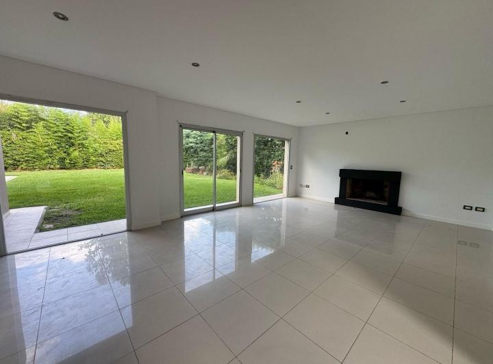 Casa · 367m² · 5 Ambientes · 1 Cochera