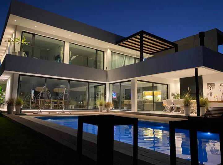 Casa · 363m² · 6 Ambientes · 4 Cocheras