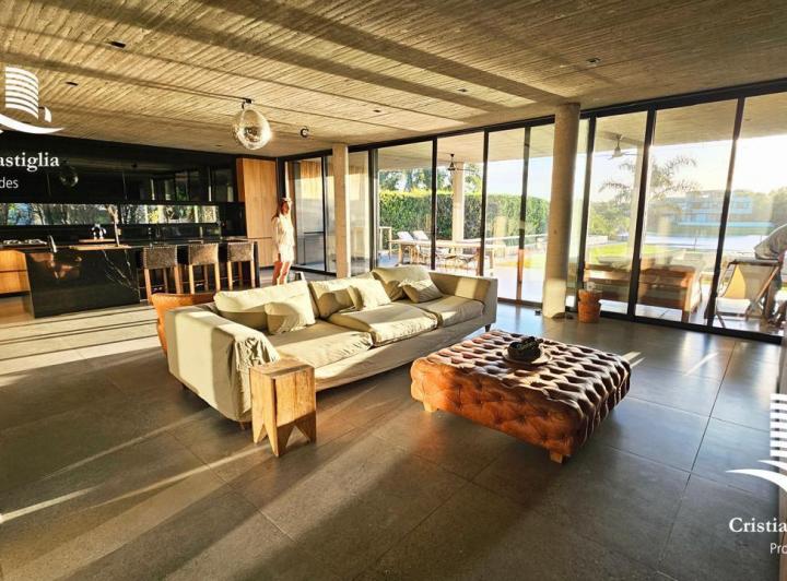 Casa · 440m² · 6 Ambientes · 2 Cocheras