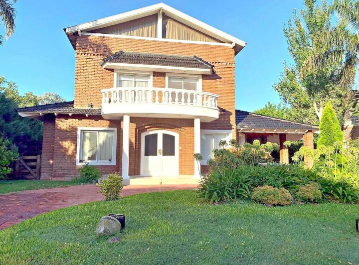 Casa · 710m² · 6 Ambientes · 2 Cocheras