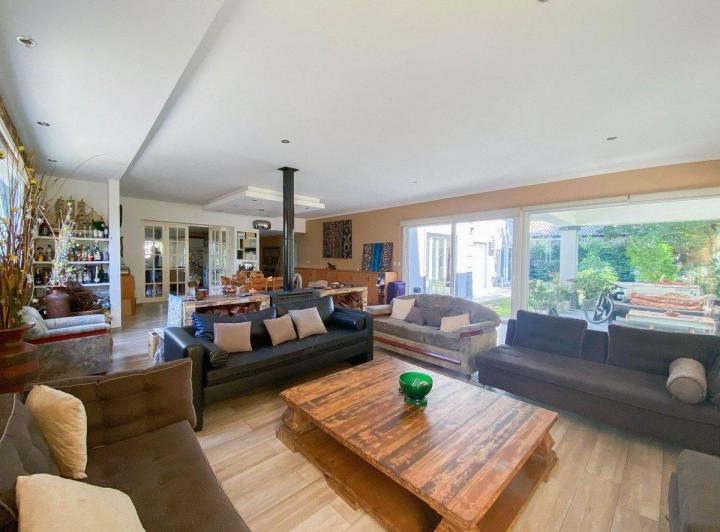 Casa · 316m² · 6 Ambientes · 3 Cocheras