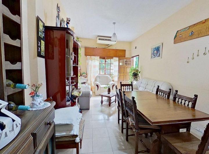 Casa · 250m² · 6 Ambientes · 3 Cocheras