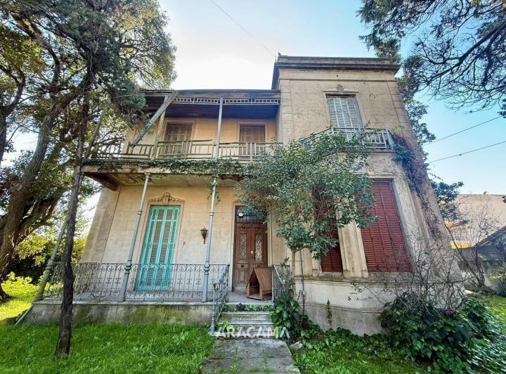 Casa · 350m² · 8 Ambientes · 1 Cochera