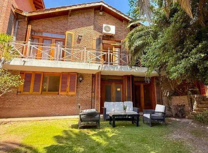 Casa · 426m² · 6 Ambientes · 2 Cocheras