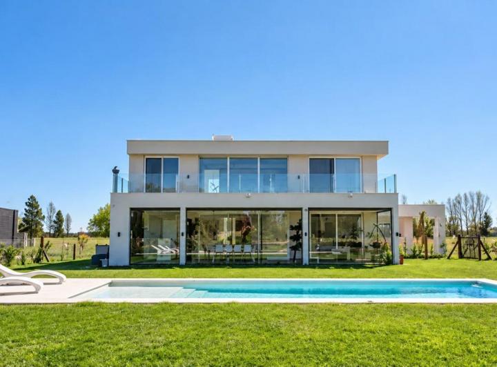 Casa · 300m² · 7 Ambientes · 2 Cocheras
