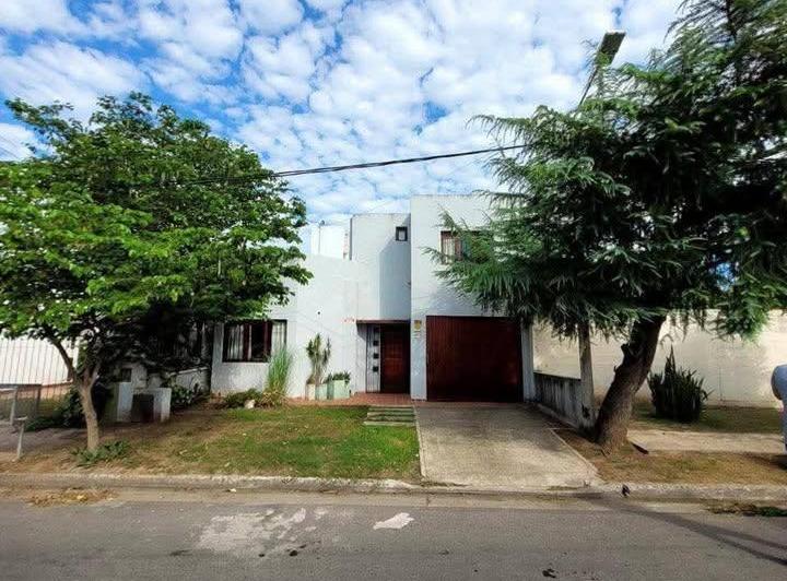 Casa · 200m² · 7 Ambientes · 3 Cocheras