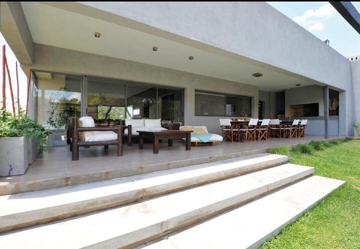 Casa · 456m² · 6 Ambientes · 2 Cocheras