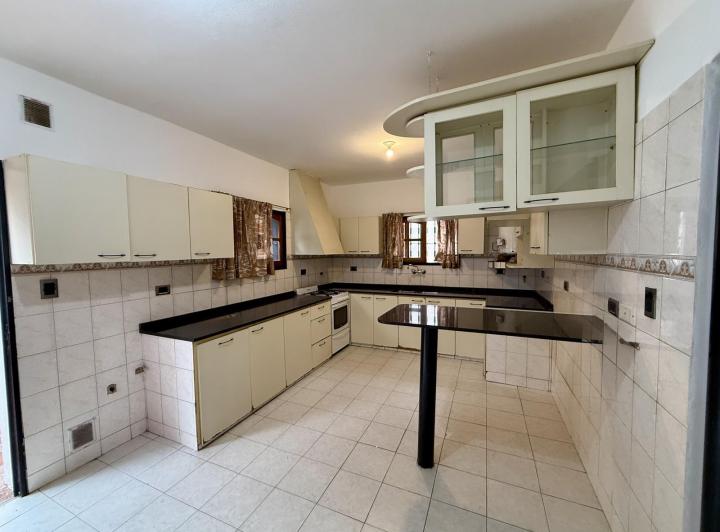 Casa · 380m² · 5 Ambientes · 2 Cocheras