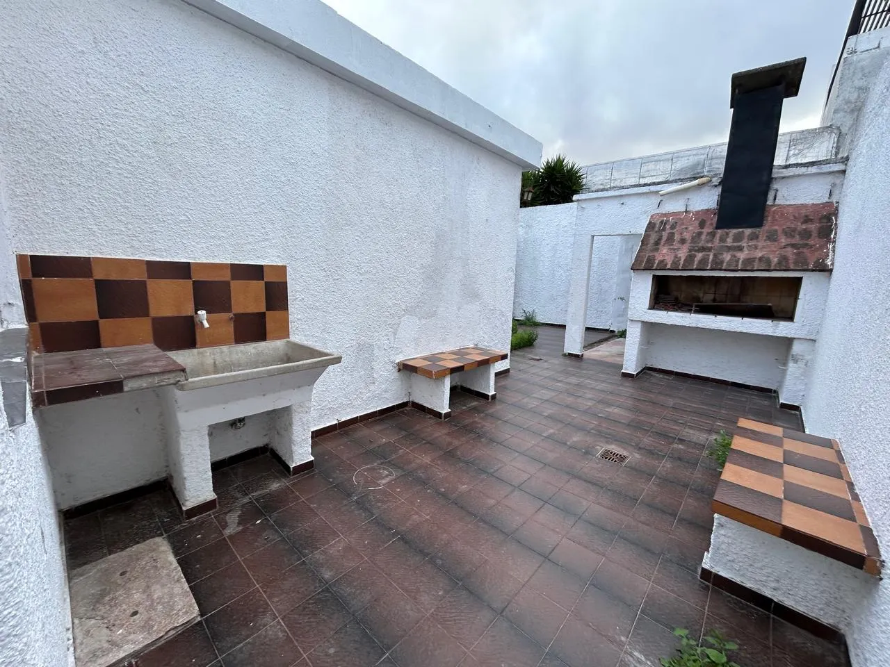 B° Los Paraisos - Casa mas local comercial con cochera y patio c/ asador - MP