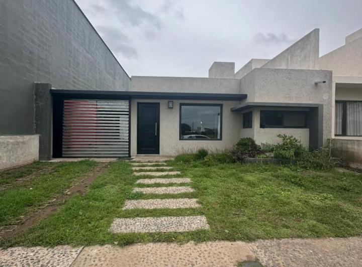 Casa · 70m² · 4 Ambientes · 2 Cocheras