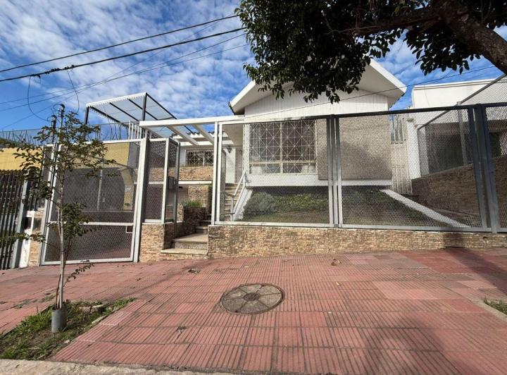 Casa · 181m² · 8 Ambientes · 1 Cochera