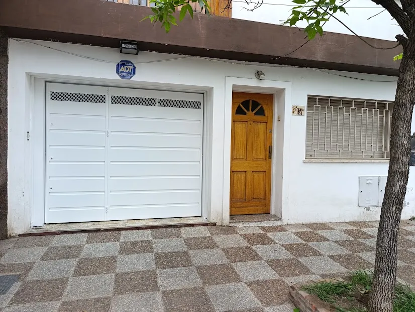 Casa de 2 dormitorios, patio y garage