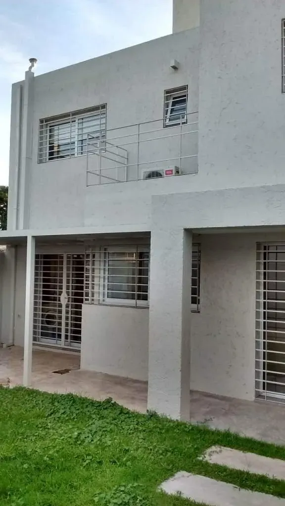 Casa en  venta sobre tejeda con importante local comercial