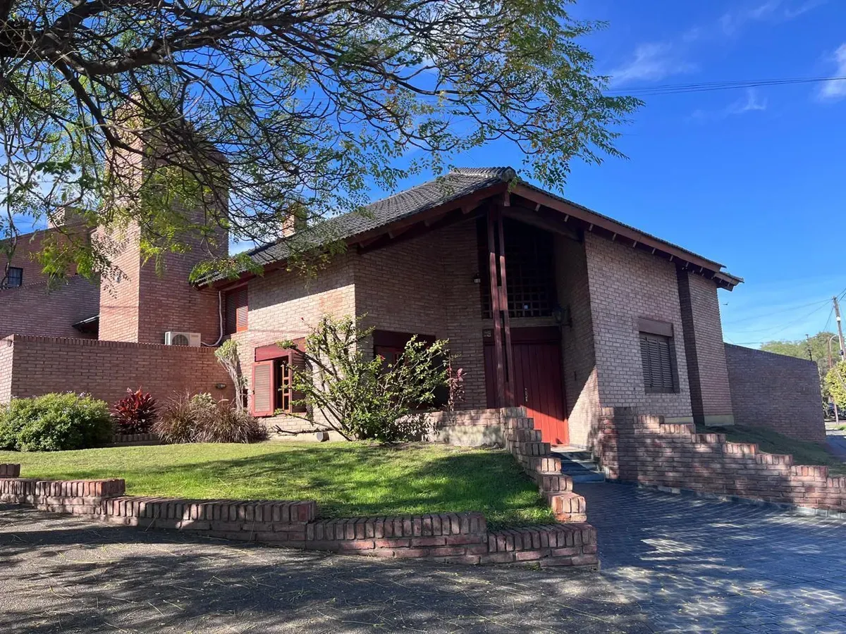 Casa a la venta 3 dormitorios en barrio San Salvador ,espectacular !PERMUTA POR DPTO 2 DORM ZONA NOR