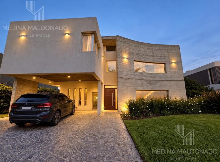 Casa · 450m² · 8 Ambientes · 5 Cocheras