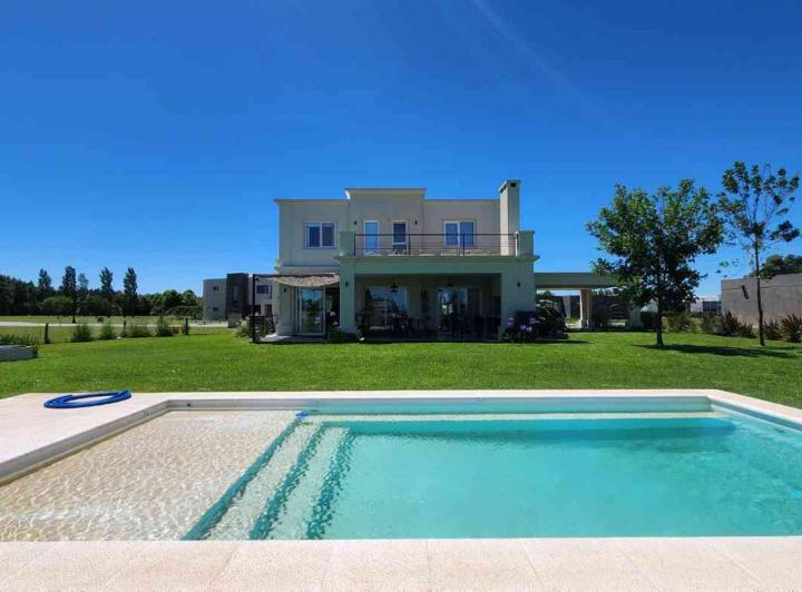 Casa · 298m² · 5 Ambientes · 1 Cochera