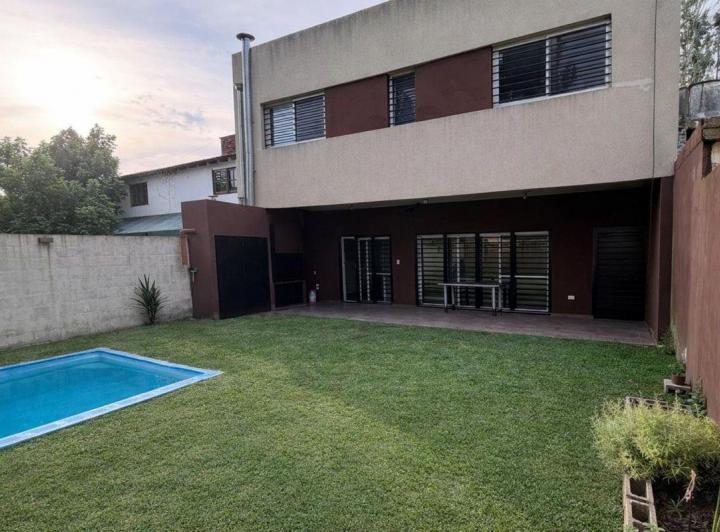 Casa · 242m² · 5 Ambientes · 1 Cochera