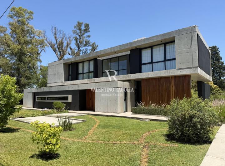 Casa · 234m² · 4 Ambientes · 2 Cocheras