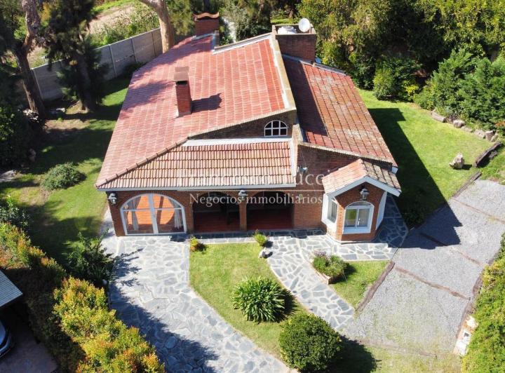 Casa · 130m² · 4 Ambientes · 2 Cocheras