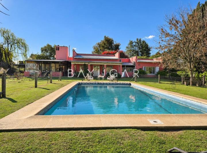 Casa · 211m² · 5 Ambientes · 6 Cocheras
