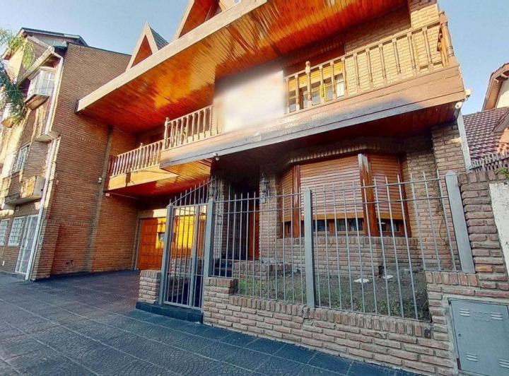 Casa · 376m² · 6 Ambientes · 3 Cocheras