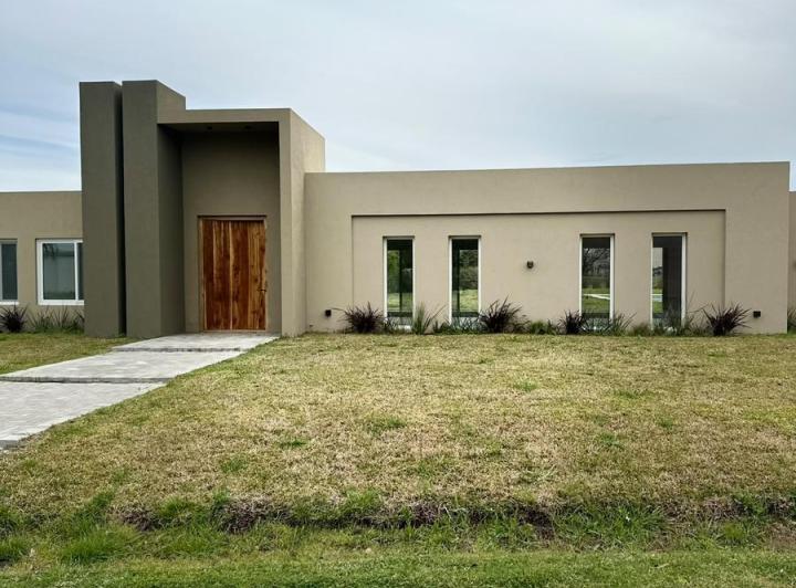 Casa · 310m² · 4 Dormitorios · 4 Cocheras