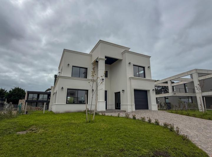 Casa · 127m² · 6 Ambientes · 1 Cochera