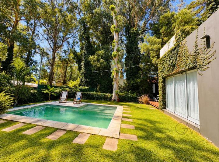 Casa · 230m² · 4 Ambientes · 2 Cocheras
