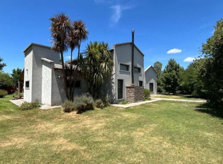 Casa · 323m² · 6 Ambientes · 4 Cocheras